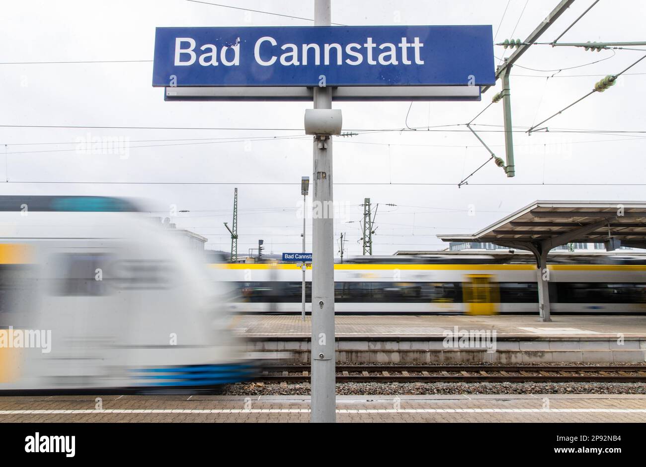 Stutttgart, Deutschland. 10. März 2023. Am Bahnhof Stuttgart-Bad Cannstatt verkehren Pendlerzüge und Regionalzüge. Aufgrund von Kabelbauarbeiten für das digitale Bahnzentrum in Stuttgart müssen sich die Passagiere der Deutschen Bahn ab Mitte April auf massive Einschränkungen vorbereiten. Kredit: Christoph Schmidt/dpa/Alamy Live News Stockfoto