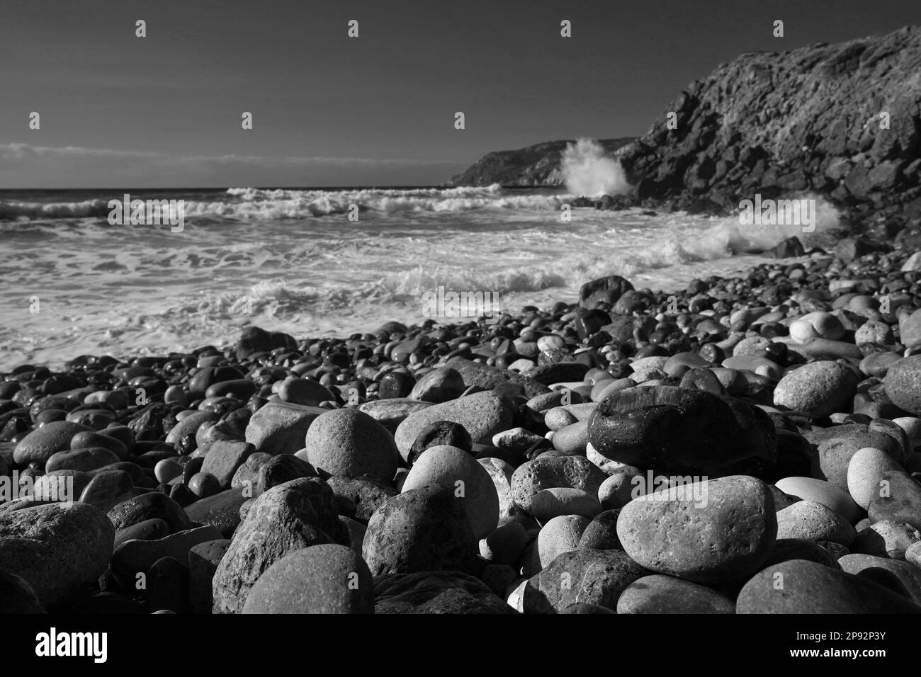 Kieselsteine am Strand von Abano an der wilden Klippenküste von Sintra, Portugal Stockfoto