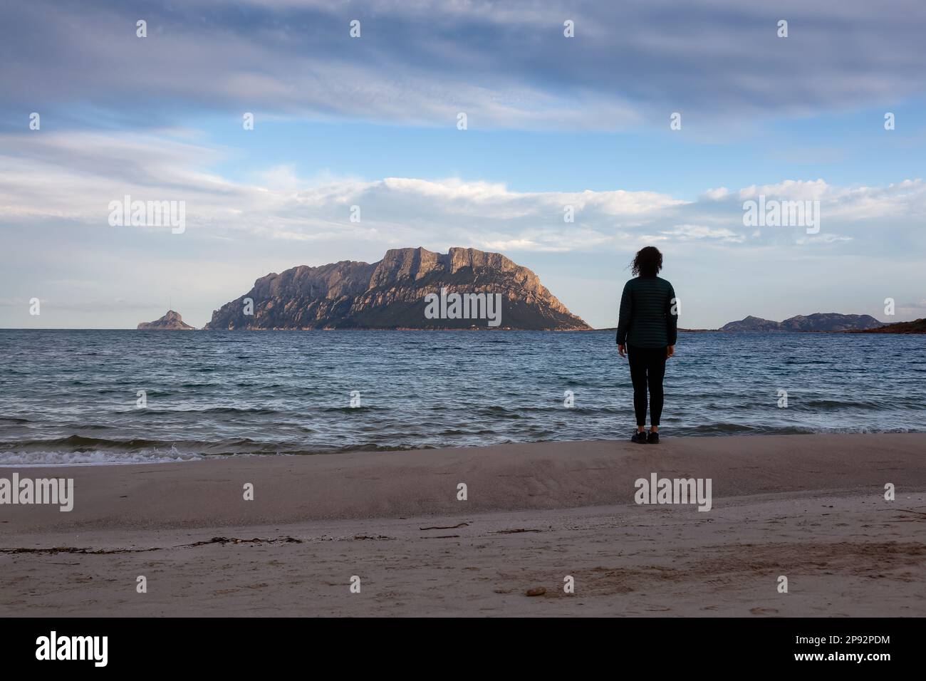 Rocky und Sandstrand in Porto Istana, Sardinien, Italien. Die Insel Tavolara im Hintergrund. Stockfoto