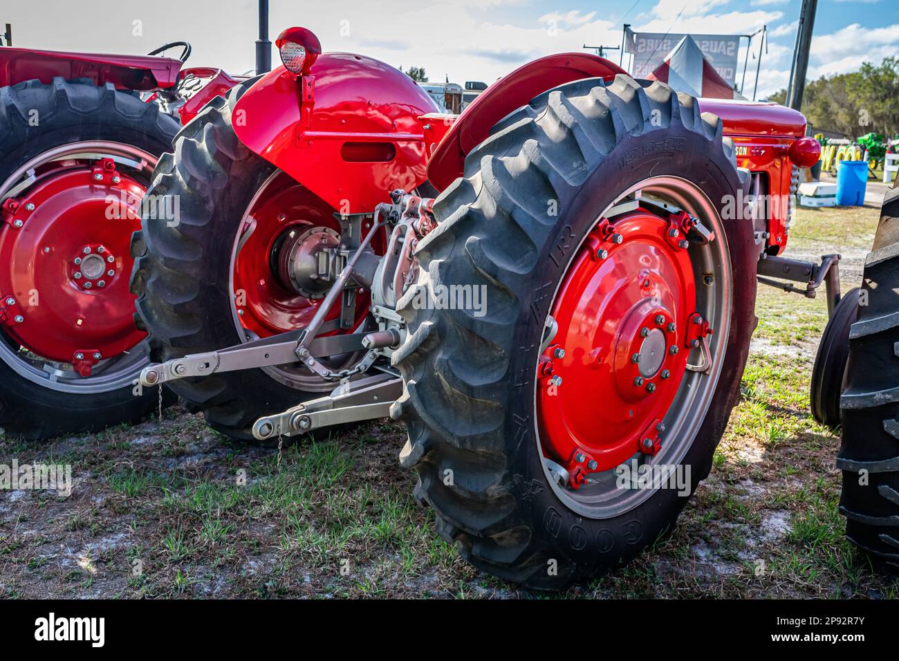 Fort Meade, Florida - 26. Februar 2022: Aus der Perspektive erhabener Blick auf die hintere Ecke eines Massey Ferguson 65 aus dem Jahr 1964 auf einer lokalen Traktormesse. Stockfoto