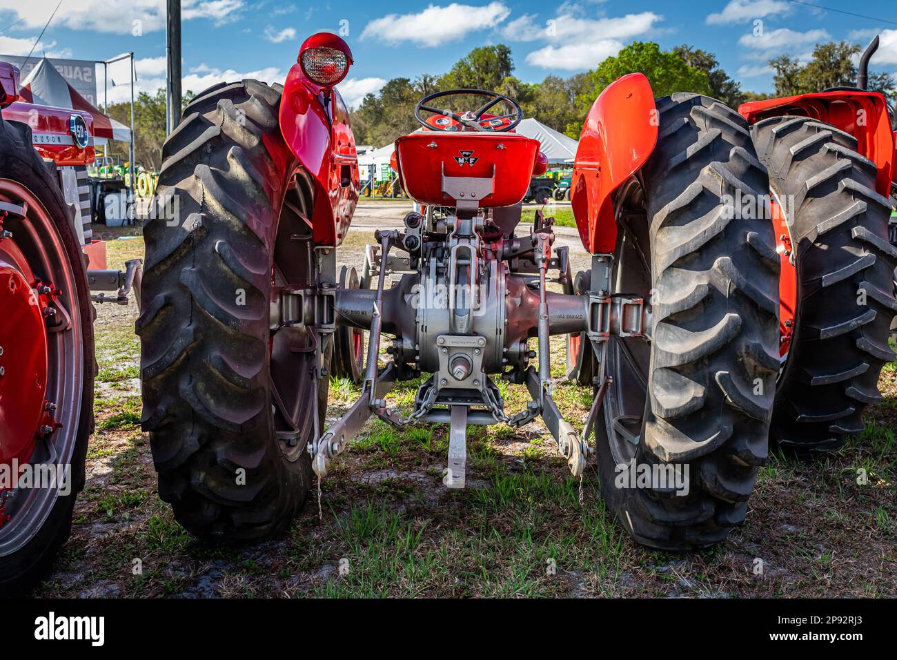 Fort Meade, Florida – 26. Februar 2022: Rückansicht eines Massey Ferguson 65 aus dem Jahr 1964 auf einer lokalen Traktormesse aus einer unauffälligen Perspektive. Stockfoto