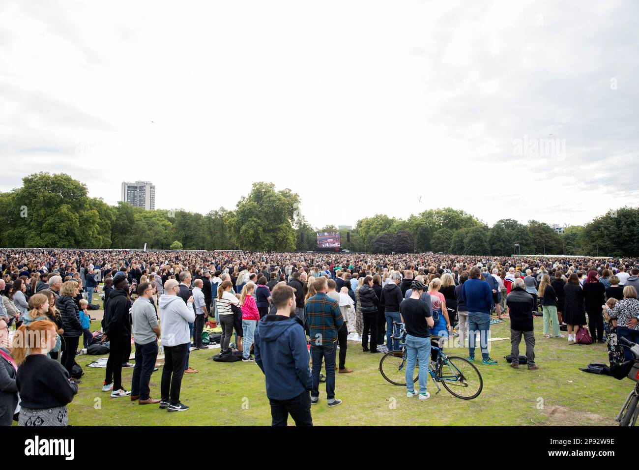 Auf einem großen Bildschirm im Hyde Park, London, werden die Fernsehübertragungen über den Tag der Beerdigung der verstorbenen Königin Elizabeth II. Verfolgt. Stockfoto