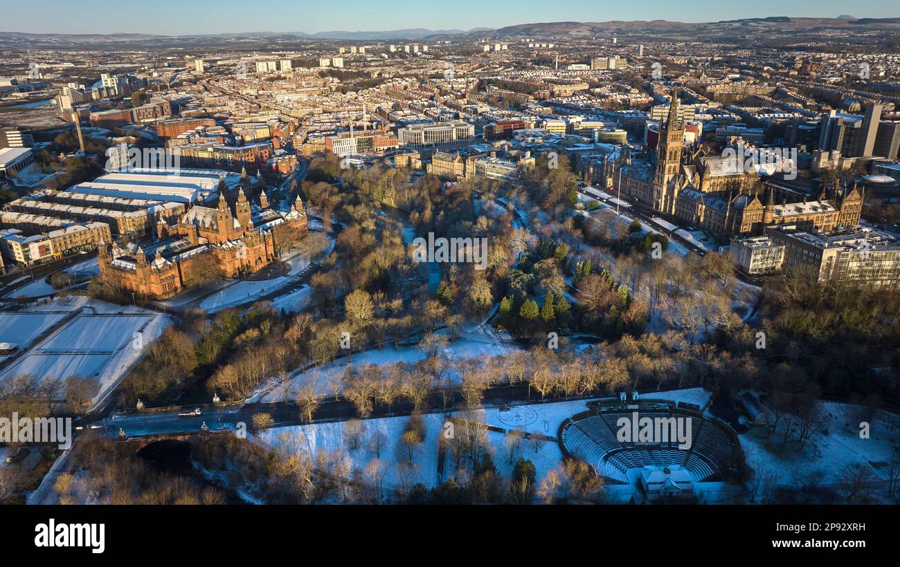 Die University of Glasgow und die Kelvingrove Art Gallery and Museum von oben im Kelvingrove Park an einem verschneiten Frühlingsmorgen aus der Vogelperspektive. Stockfoto