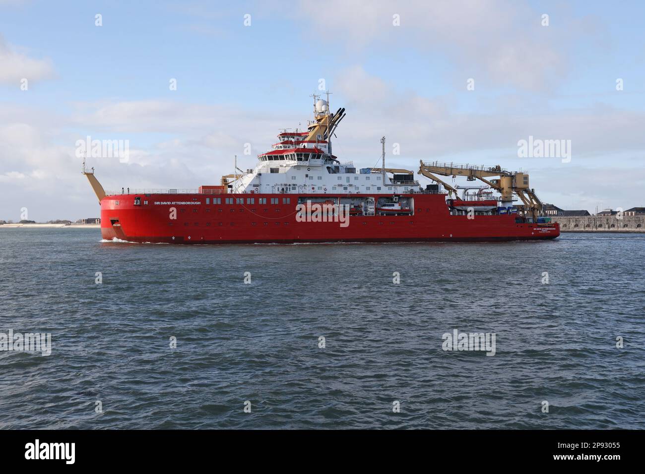 DAS Polarforschungsschiff RRS SIR DAVID ATTENBOROUGH fährt vom Marinestützpunkt in Richtung Antarktis ab Stockfoto