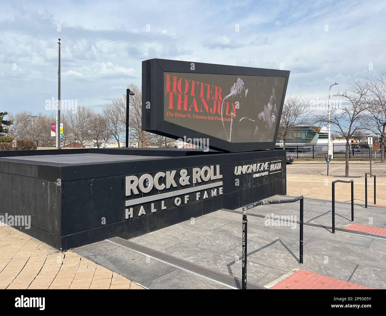 Die Rock and Roll Hall of Fame liegt im Herzen der Innenstadt von Cleveland und ist für die Öffentlichkeit mit Erinnerungsstücken zugänglich. Stockfoto