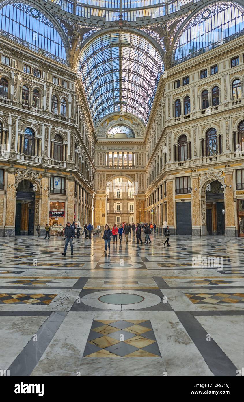 Neapel, Italien - 27. Dezember 2018: Völker auf der Tribüne Umberto I. Stockfoto