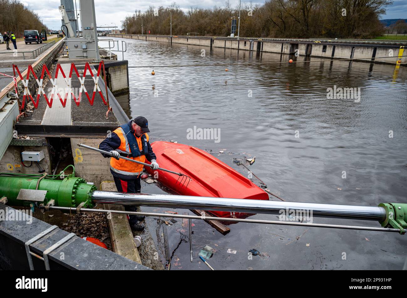 10. März 2023, Bayern, Wörth an der Donau: Ein gekentertes Boot liegt in der Geisling-Schleuse, wo zuvor ein etwa 80 Meter langes und mit Eisenerz beladenes Frachtschiff in der Donau gesunken war. Zwei Personen an Bord wurden nach ersten Berichten unverletzt, aber als Vorsichtsmaßnahme ins Krankenhaus gebracht. Die Ursache für den Untergang des Schiffes blieb zunächst unklar. Foto: Armin Weigel/dpa Stockfoto