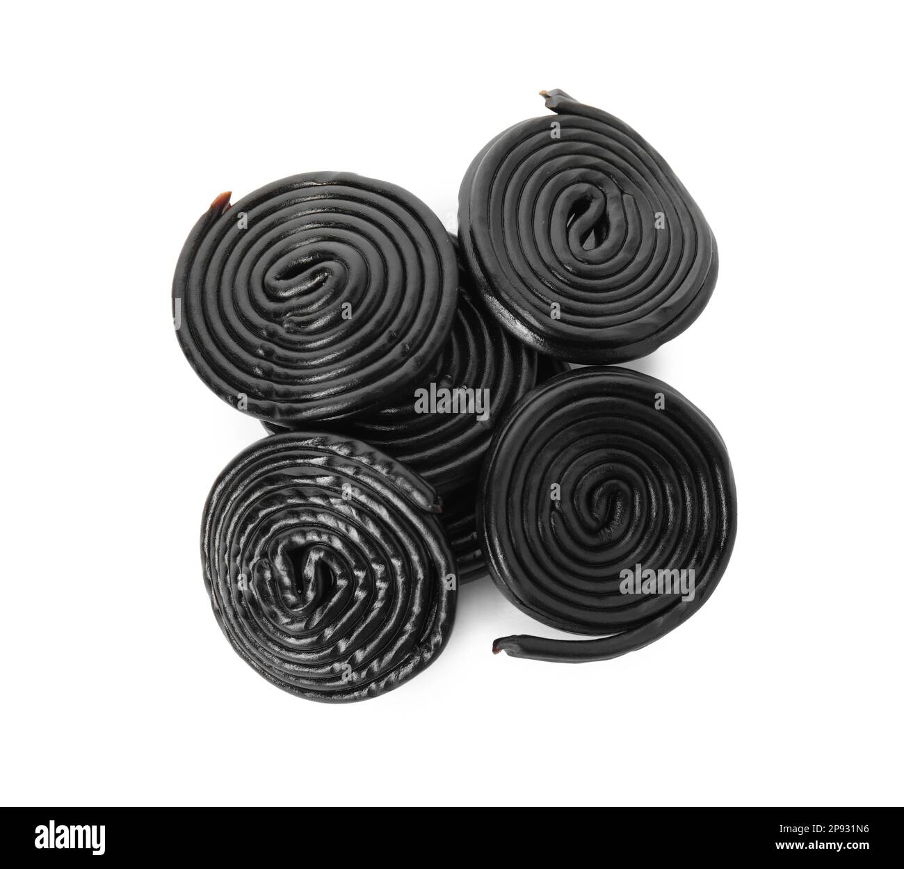 Leckere gerollte Süßigkeiten auf weißem Hintergrund, Draufsicht Stockfoto