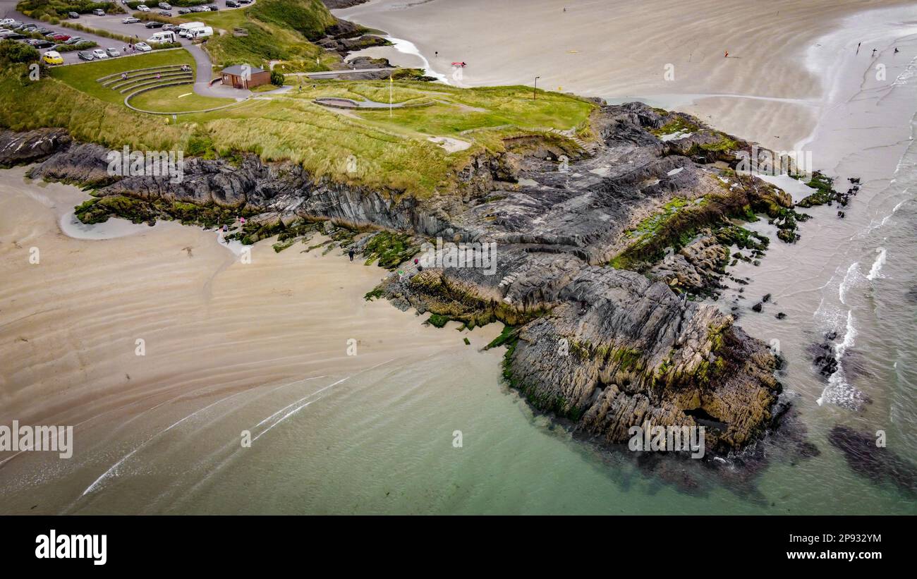 Kap der Jungfrau Maria am Inchydoney Beach, Südküste Irlands, Draufsicht. Ein beliebter irischer Strand, eine malerische Küstenklippe. Irische Natur. Stockfoto