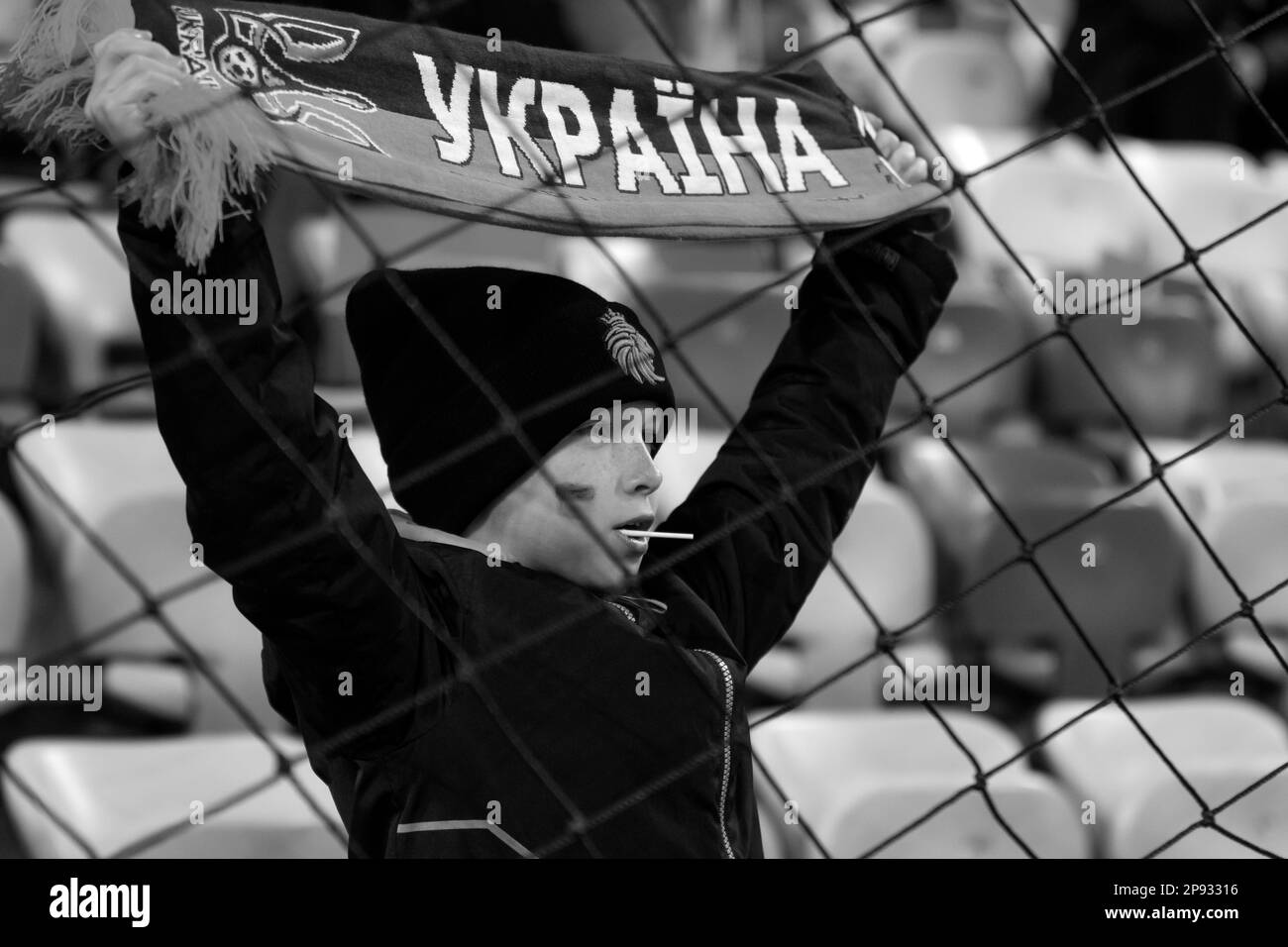 Odessa, Ukraine – Nov. 2021: Ukrainische Fußballfans auf Stadionständen mit ukrainischen Flaggen und nationalen Attributen unterstützen sie mit Begeisterung Stockfoto