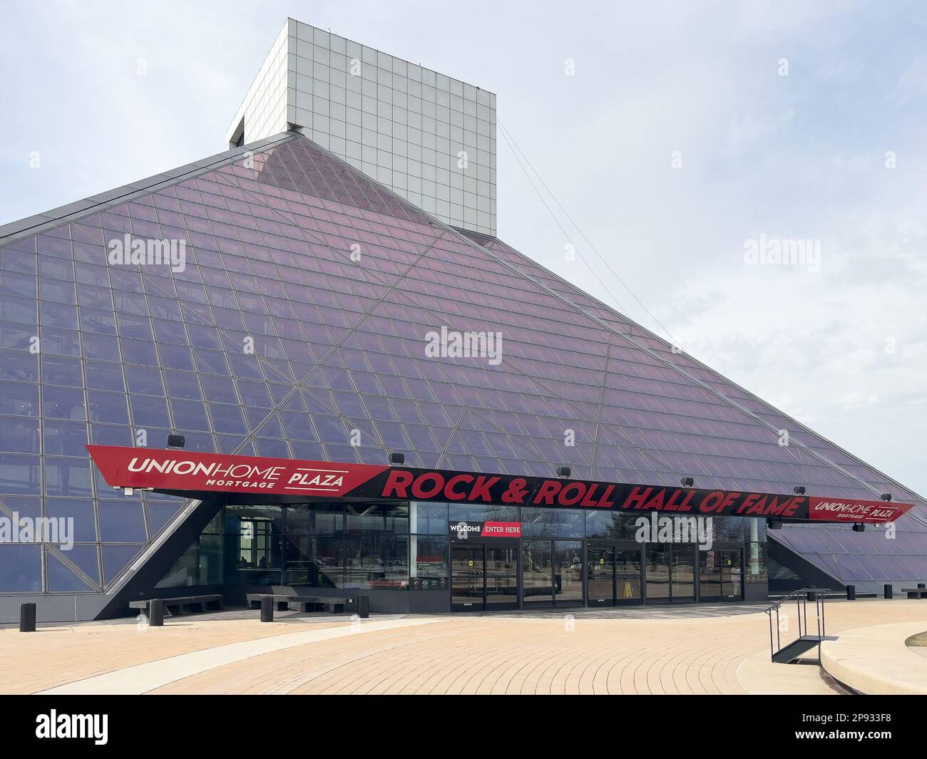Die Rock and Roll Hall of Fame liegt im Herzen der Innenstadt von Cleveland und ist für die Öffentlichkeit mit Erinnerungsstücken zugänglich. Stockfoto