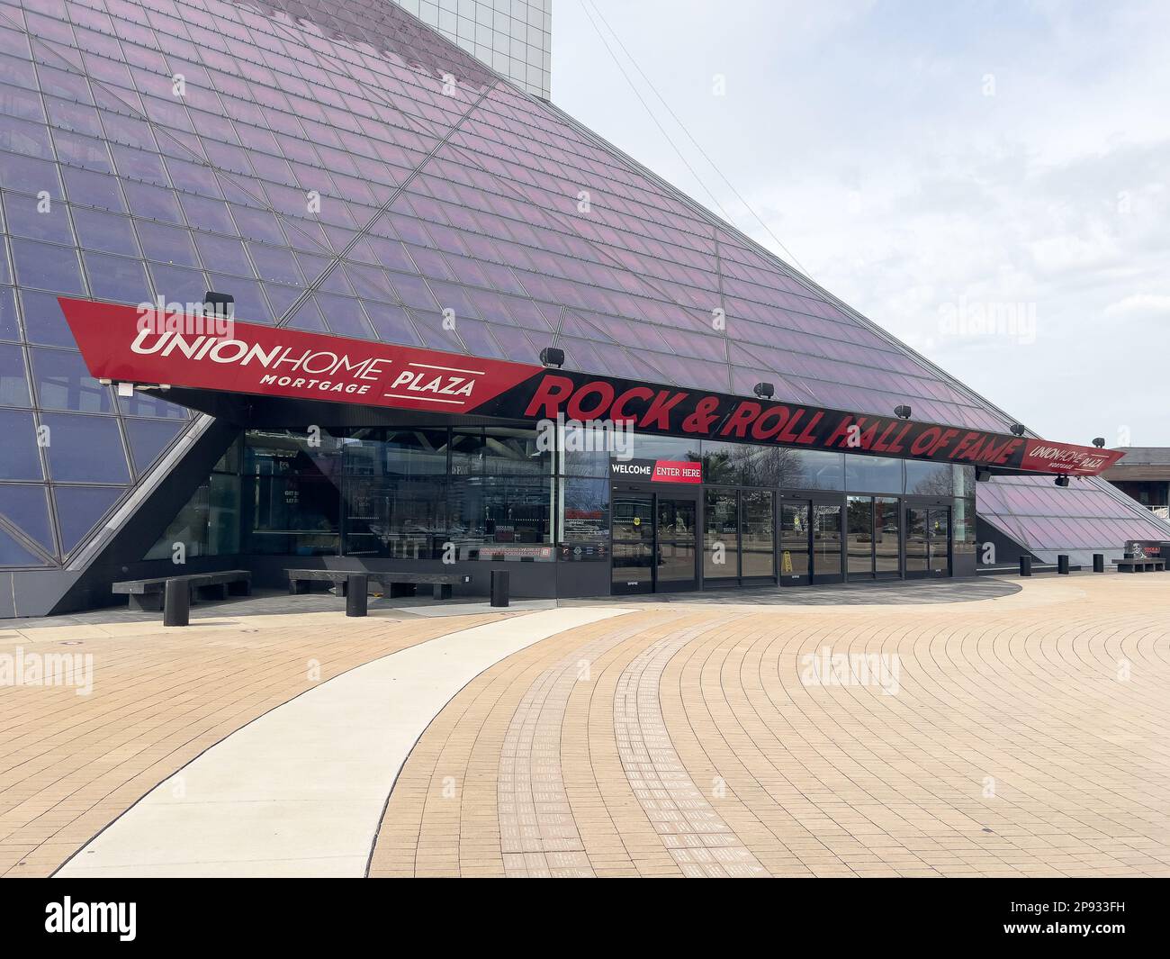 Die Rock and Roll Hall of Fame liegt im Herzen der Innenstadt von Cleveland und ist für die Öffentlichkeit mit Erinnerungsstücken zugänglich. Stockfoto