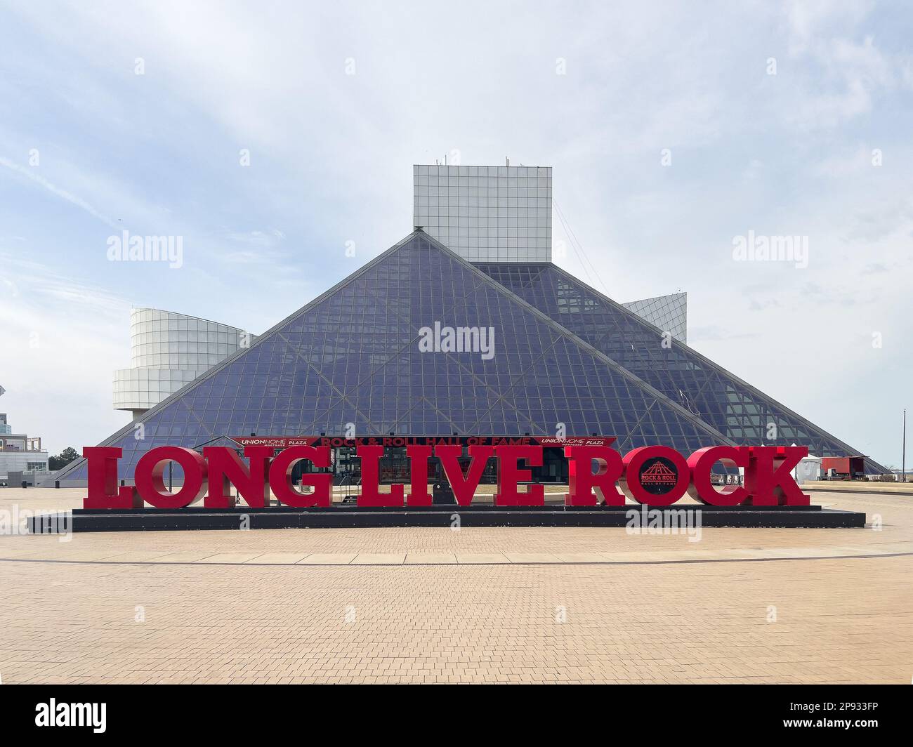 Die Rock and Roll Hall of Fame liegt im Herzen der Innenstadt von Cleveland und ist für die Öffentlichkeit mit Erinnerungsstücken zugänglich. Stockfoto