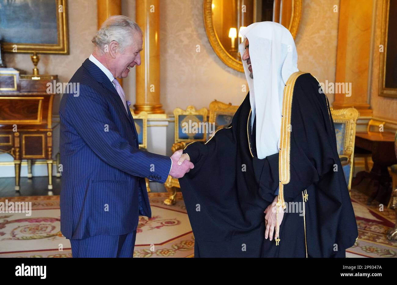 König Karl III. Empfängt Dr. Mohammed Al-Issa, Generalsekretär der muslimischen Weltliga, während einer Audienz im Buckingham Palace, London. Foto: Freitag, 10. März 2023. Stockfoto
