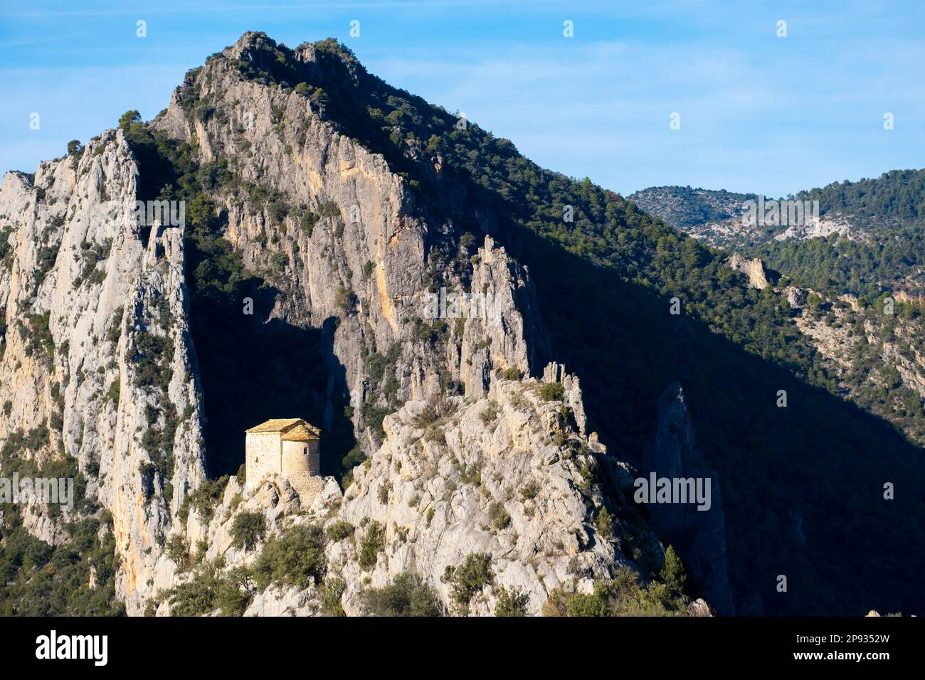 Romanische Einsiedlung der Mare de Déu de la Pertusa am Fluss und der Schlucht des Mont-rebei im Naturschutzgebiet Montsec in der Provinz Lleida in Katalonien Spanien Stockfoto