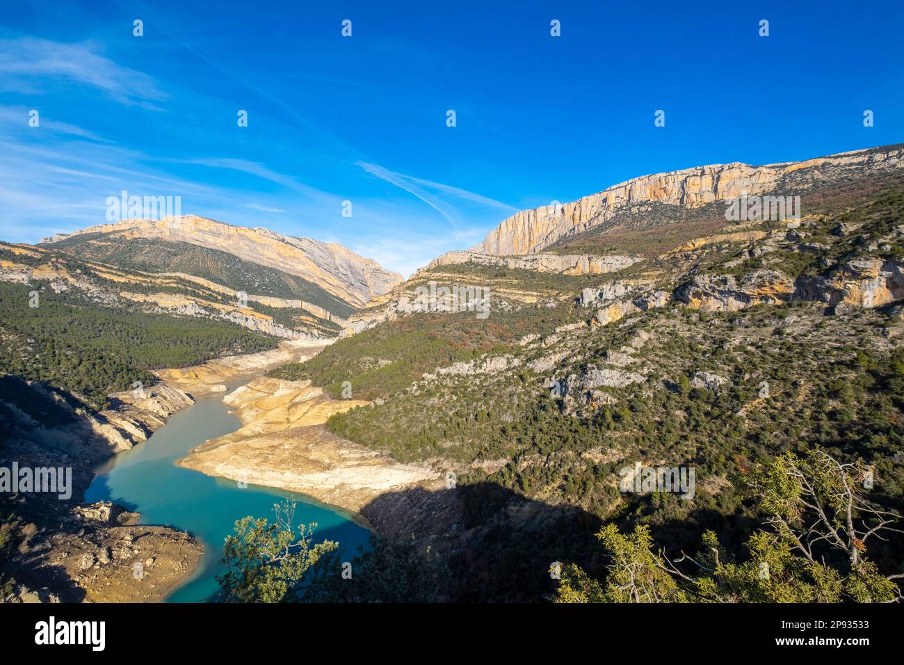 Panoramablick auf den Fluss Noguera Ribagorzana und die Montrebei-Schlucht im Naturschutzgebiet Montsec in der Provinz Lleida in Katalonien, Spanien Stockfoto