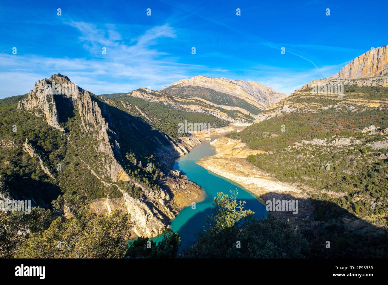 Panoramablick auf den Fluss Noguera Ribagorzana und die Montrebei-Schlucht im Naturschutzgebiet Montsec in der Provinz Lleida in Katalonien, Spanien Stockfoto