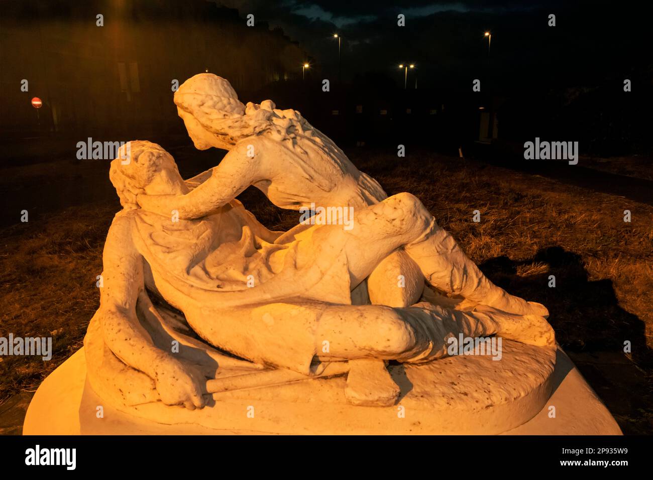 England, East Sussex, Hastings, die Edith Schwanenhals-Statue, die König Harolds Frau zeigt, wie sie die Leiche ihres Mannes findet Stockfoto