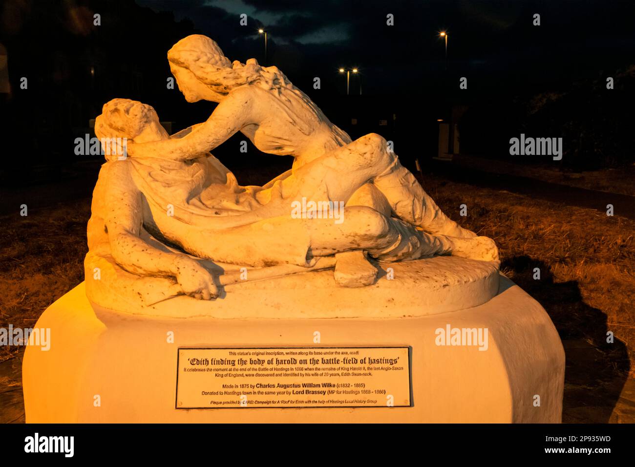 England, East Sussex, Hastings, die Edith Schwanenhals-Statue, die König Harolds Frau zeigt, wie sie die Leiche ihres Mannes findet Stockfoto