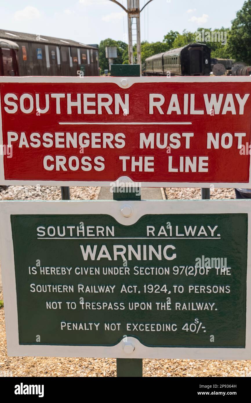 England, Sussex, Bluebell Railway, Horsted Keynes Station, Vintage Southern Railways Warnschild Stockfoto