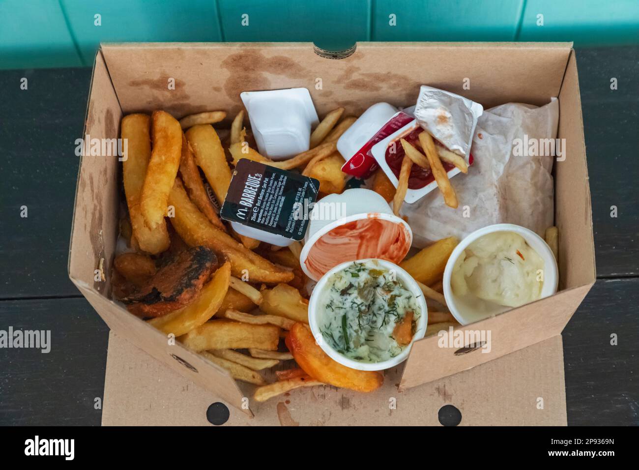 England, East Sussex, Brighton, Brighton Beach, verworfenes Paket mit Fast Food-Reste Stockfoto