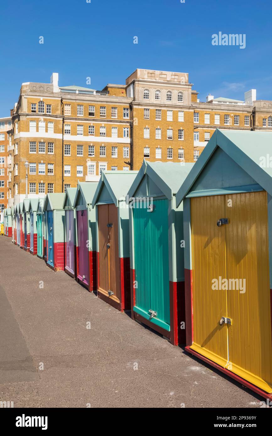 England, East Sussex, Brighton, Hove, Row of Colourful Beach Huts Stockfoto