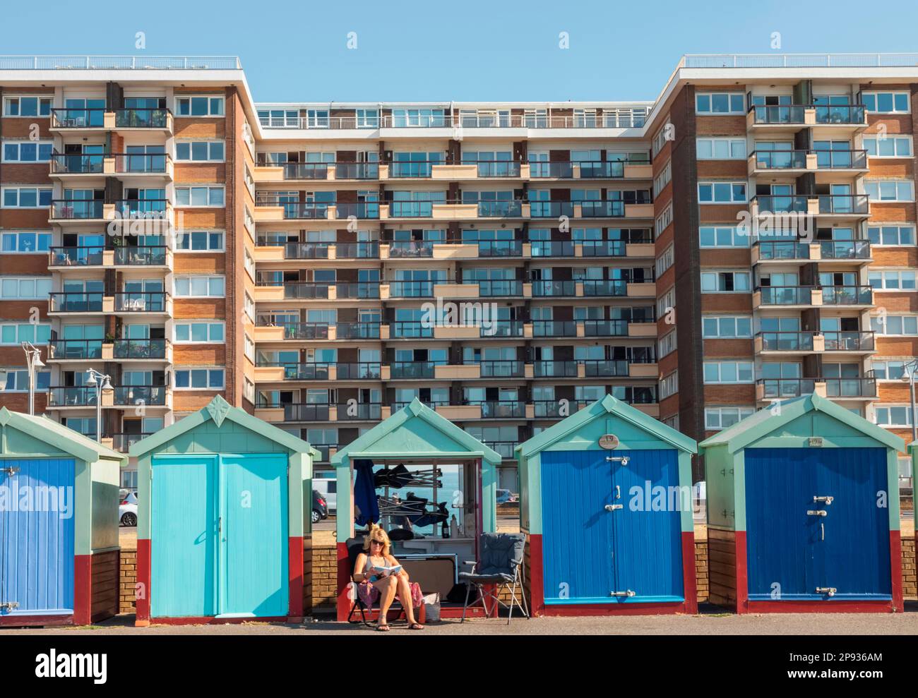 England, East Sussex, Brighton, Hove, Row of Colourful Beach Huts Stockfoto