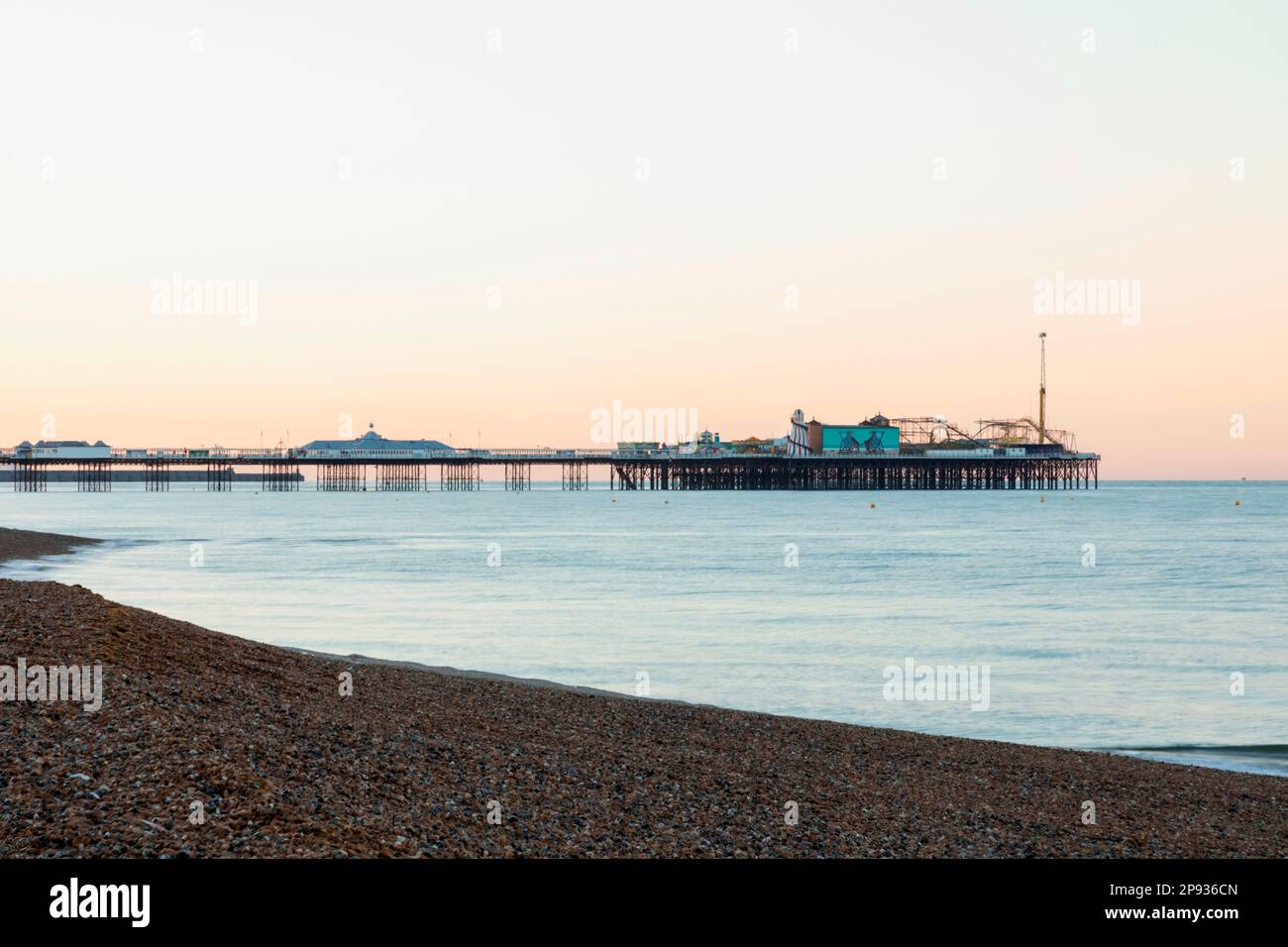 England, East Sussex, Brighton, Beach und Brighton Palace Pier Stockfoto
