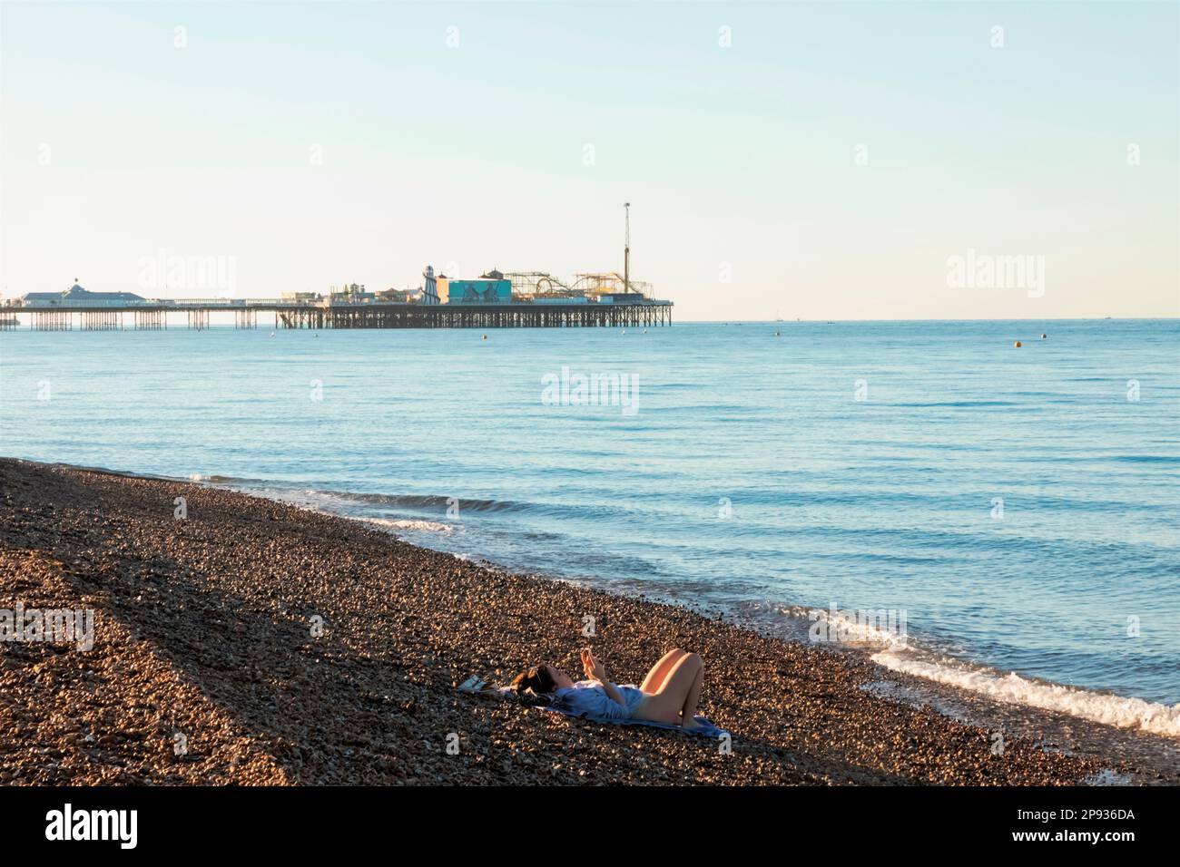 England, East Sussex, Brighton, Beach und Brighton Palace Pier Stockfoto