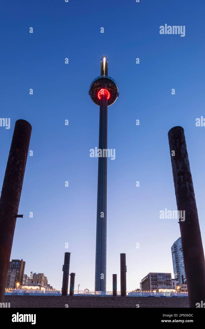 England, East Sussex, Brighton, British Airways i360 Tower und Ruinen des Old West Pier Stockfoto