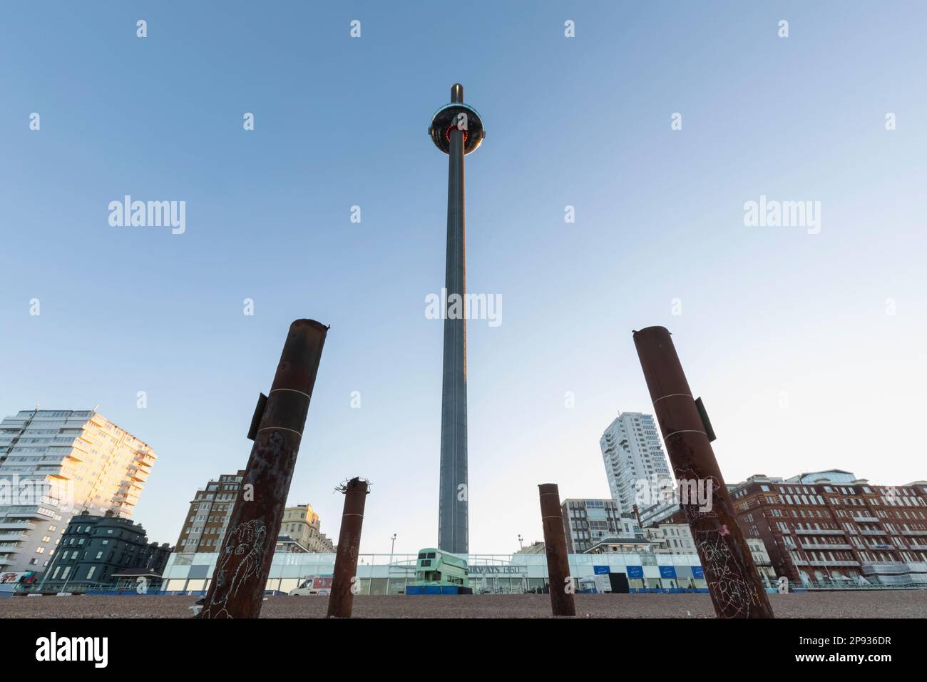 England, East Sussex, Brighton, British Airways i360 Tower und Ruinen des Old West Pier Stockfoto