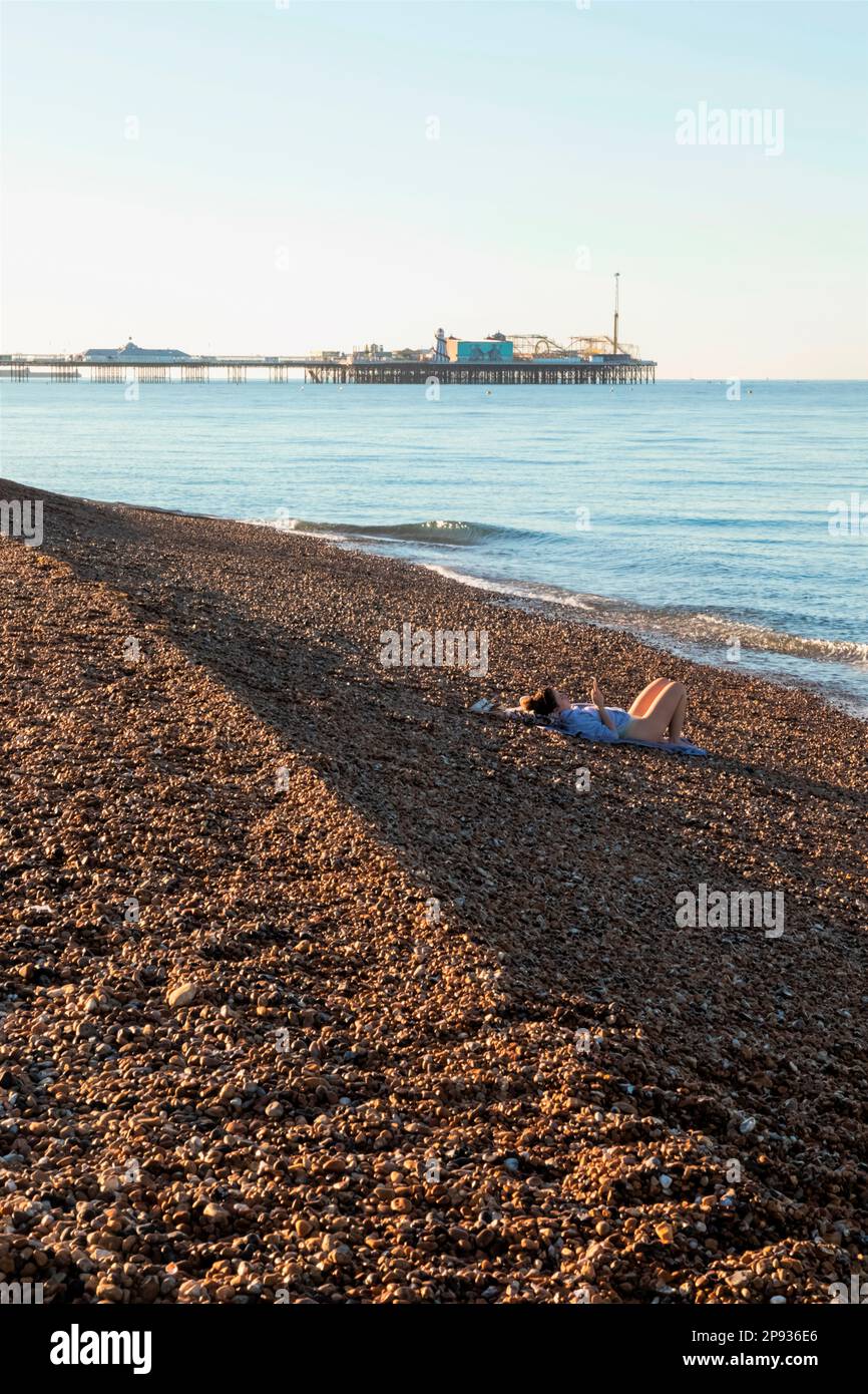 England, East Sussex, Brighton, Beach und Brighton Palace Pier Stockfoto