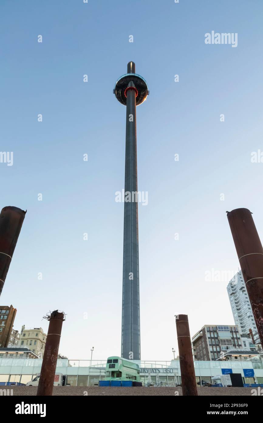 England, East Sussex, Brighton, British Airways i360 Tower und Ruinen des Old West Pier Stockfoto