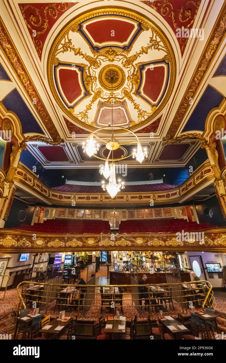 England, Kent, Tunbridge Wells, Innenansicht des Opera House Wetherspoon Pub Stockfoto