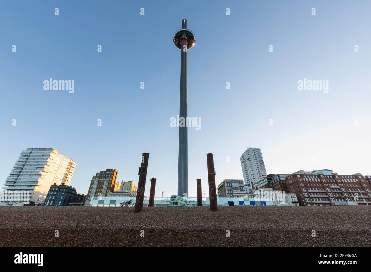 England, East Sussex, Brighton, British Airways i360 Tower und Ruinen des Old West Pier Stockfoto