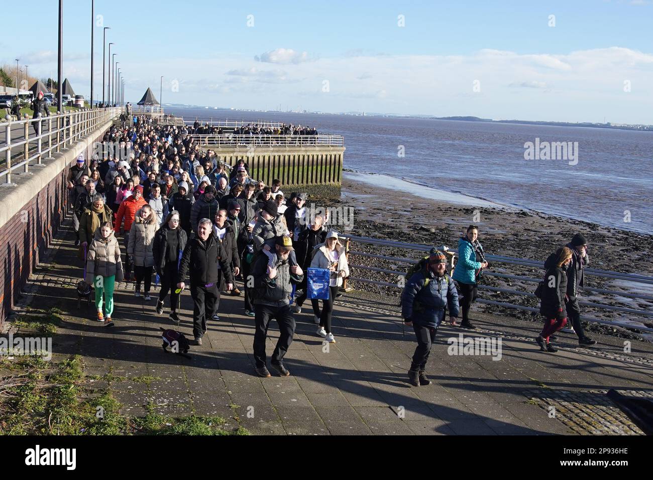 Tim Edwards, der Vater der ermordeten Elle Edwards, (Mitte) mit Enkel Ronan auf seinen Schultern und Komiker John May (Mitte rechts) In Liverpool auf einem Spaziergang von Land's End nach John O'Groats, um das Bewusstsein für das „Arms Down Gloves Up“-Programm zu schärfen – eine Boxinitiative, die junge Menschen von der Straße in den Arbeitsmarkt bringen soll. Der Komiker, der am 26. Januar in Land's End begann, wurde von Herrn Edwards in Worcester begleitet, und das Paar wird die Reise gemeinsam vollenden. Foto: Freitag, 10. März 2023. Stockfoto