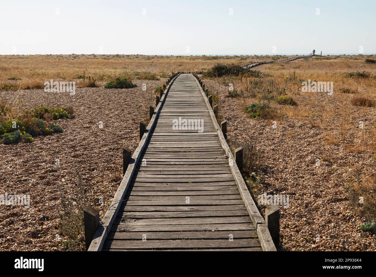 England, Kent, Dungeness, Holzsteg am Kieselstrand Stockfoto