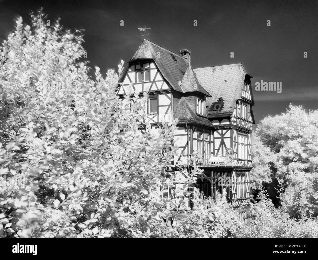 Romantisches fachwerkhaus bäume Schwarzweiß-Stockfotos und -bilder - Alamy