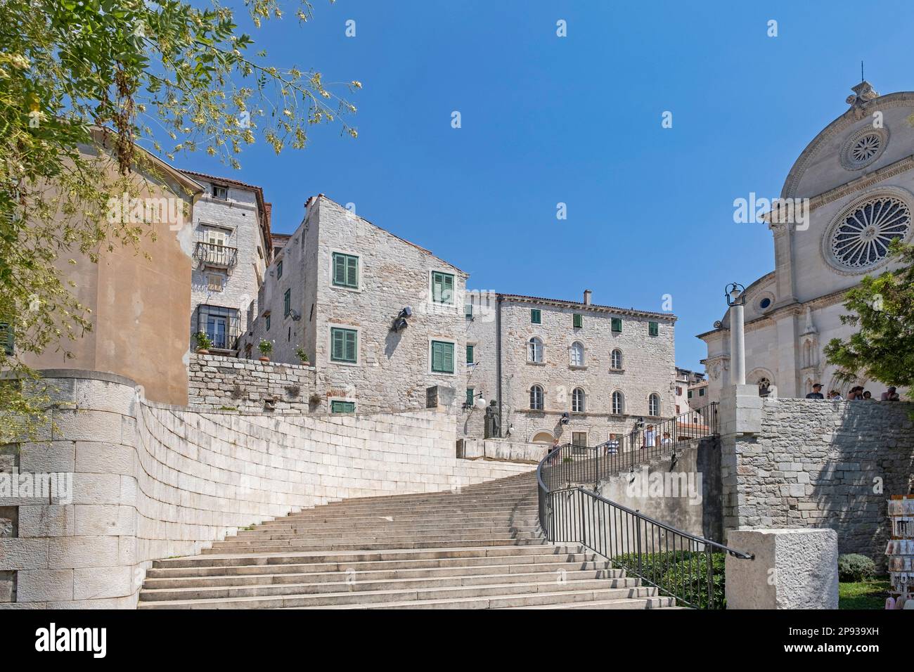Treppe zur Renaissance-Kathedrale St. James im historischen Stadtzentrum von Šibenik/Sebenico im Sommer, Šibenik-Knin County, Kroatien Stockfoto