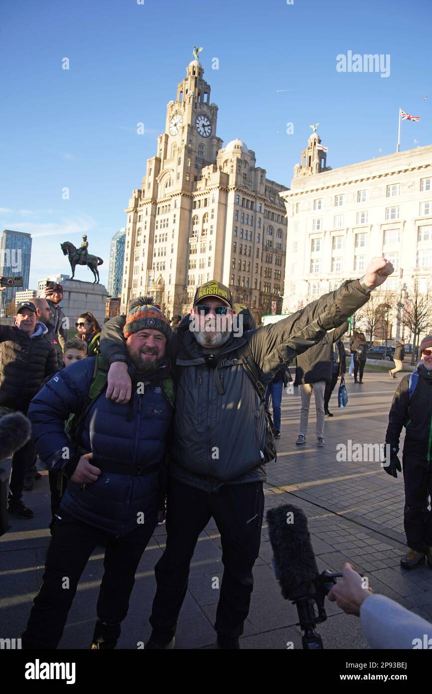 Tim Edwards, der Vater der ermordeten Elle Edwards, (rechts) mit Komiker John May in Liverpool auf einem Spaziergang von Land's End zu John O'Groats, um das Bewusstsein für das Projekt „Waffen runter Handschuhe hoch“ zu schärfen – eine Boxinitiative, die junge Menschen von der Straße in Arbeit bringen soll. Der Komiker, der am 26. Januar in Land's End begann, wurde von Herrn Edwards in Worcester begleitet, und das Paar wird die Reise gemeinsam vollenden. Foto: Freitag, 10. März 2023. Stockfoto