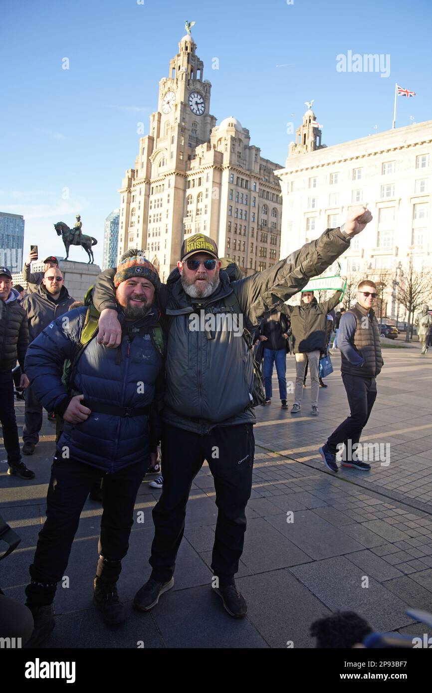 Tim Edwards, der Vater der ermordeten Elle Edwards, (rechts) mit Komiker John May in Liverpool auf einem Spaziergang von Land's End zu John O'Groats, um das Bewusstsein für das Projekt „Waffen runter Handschuhe hoch“ zu schärfen – eine Boxinitiative, die junge Menschen von der Straße in Arbeit bringen soll. Der Komiker, der am 26. Januar in Land's End begann, wurde von Herrn Edwards in Worcester begleitet, und das Paar wird die Reise gemeinsam vollenden. Foto: Freitag, 10. März 2023. Stockfoto