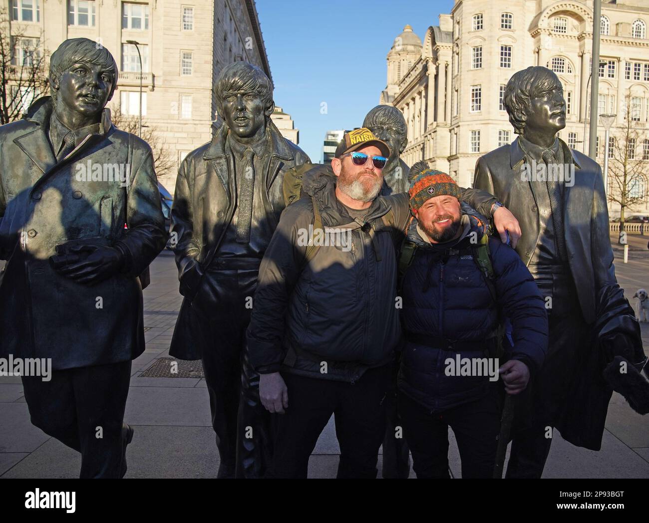Tim Edwards, der Vater der ermordeten Elle Edwards (links), mit Komiker John May in Liverpool auf einem Spaziergang von Land's End zu John O'Groats, um das Bewusstsein für das Projekt „Waffen runter Handschuhe hoch“ zu schärfen – eine Boxinitiative, die junge Menschen von der Straße in Arbeit bringen soll. Der Komiker, der am 26. Januar in Land's End begann, wurde von Herrn Edwards in Worcester begleitet, und das Paar wird die Reise gemeinsam vollenden. Foto: Freitag, 10. März 2023. Stockfoto