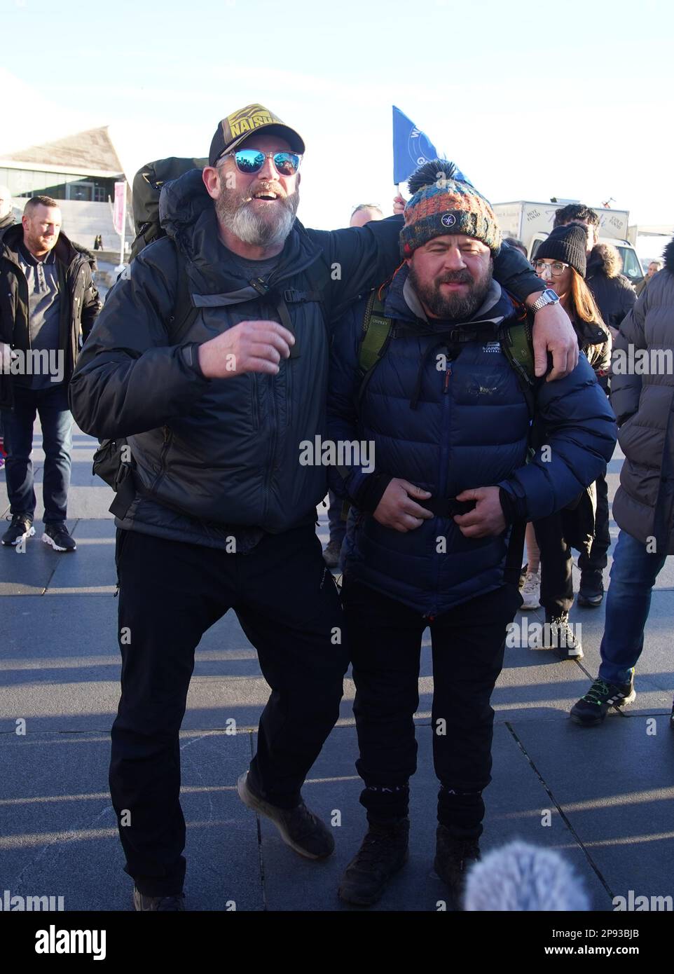 Tim Edwards, der Vater der ermordeten Elle Edwards (links), mit Komiker John May in Liverpool auf einem Spaziergang von Land's End zu John O'Groats, um das Bewusstsein für das Projekt „Waffen runter Handschuhe hoch“ zu schärfen – eine Boxinitiative, die junge Menschen von der Straße in Arbeit bringen soll. Der Komiker, der am 26. Januar in Land's End begann, wurde von Herrn Edwards in Worcester begleitet, und das Paar wird die Reise gemeinsam vollenden. Foto: Freitag, 10. März 2023. Stockfoto