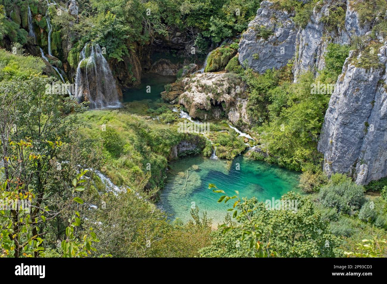 Wasserfälle und grüne Tufa-Seen im Nationalpark Plitvicer Seen / Nacionalni-Park Plitvička Jezera im Kreis Lika-Senj, Kroatien Stockfoto