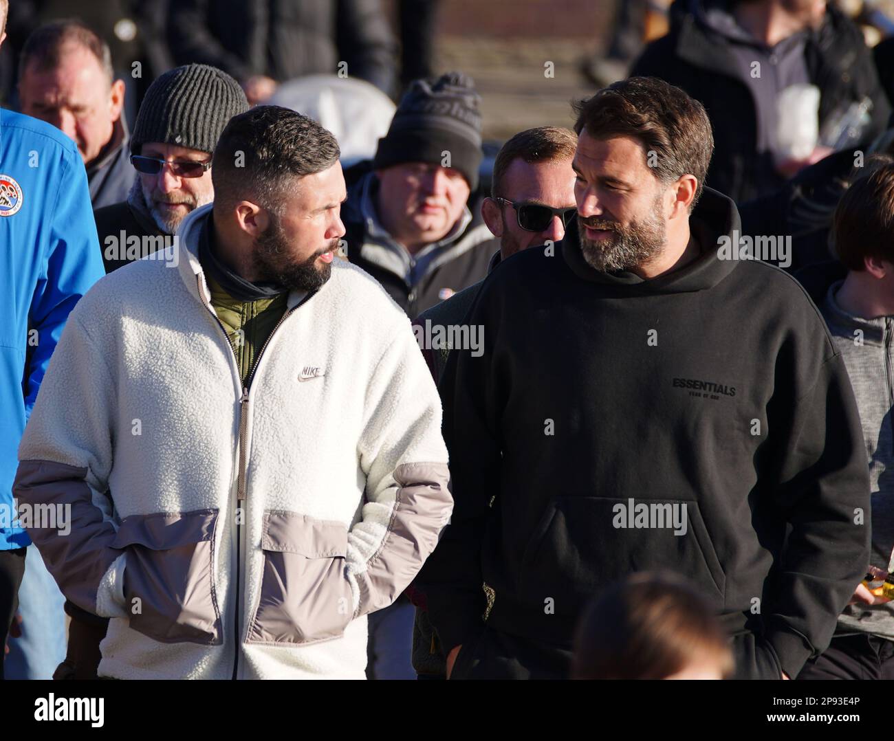 Eddie Hearn (rechts) und der Boxer Tony Bellew (links) schließen sich Tim Edwards an, Der Vater der ermordeten Elle Edwards und John May in Liverpool, als sie von Land's End nach John O'Groats gingen, um das Bewusstsein für das Projekt „Waffen runter Handschuhe hoch“ zu schärfen - eine Boxinitiative, die junge Menschen von der Straße in Arbeit bringen soll. Der Komiker, der am 26. Januar in Land's End begann, wurde von Herrn Edwards in Worcester begleitet, und das Paar wird die Reise gemeinsam vollenden. Foto: Freitag, 10. März 2023. Stockfoto