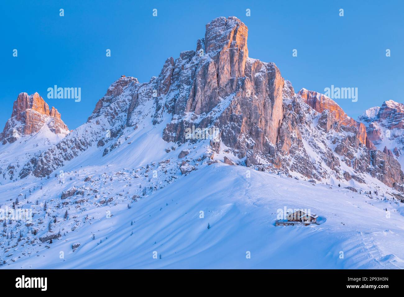 Italien, Venetien, Provinz Belluno, Colle Santa Lucia, einsames Chalet am Fuße des Gusela-Gipfels, ikonischer Blick auf den Giau-Pass im Winter, Dolomiten Stockfoto