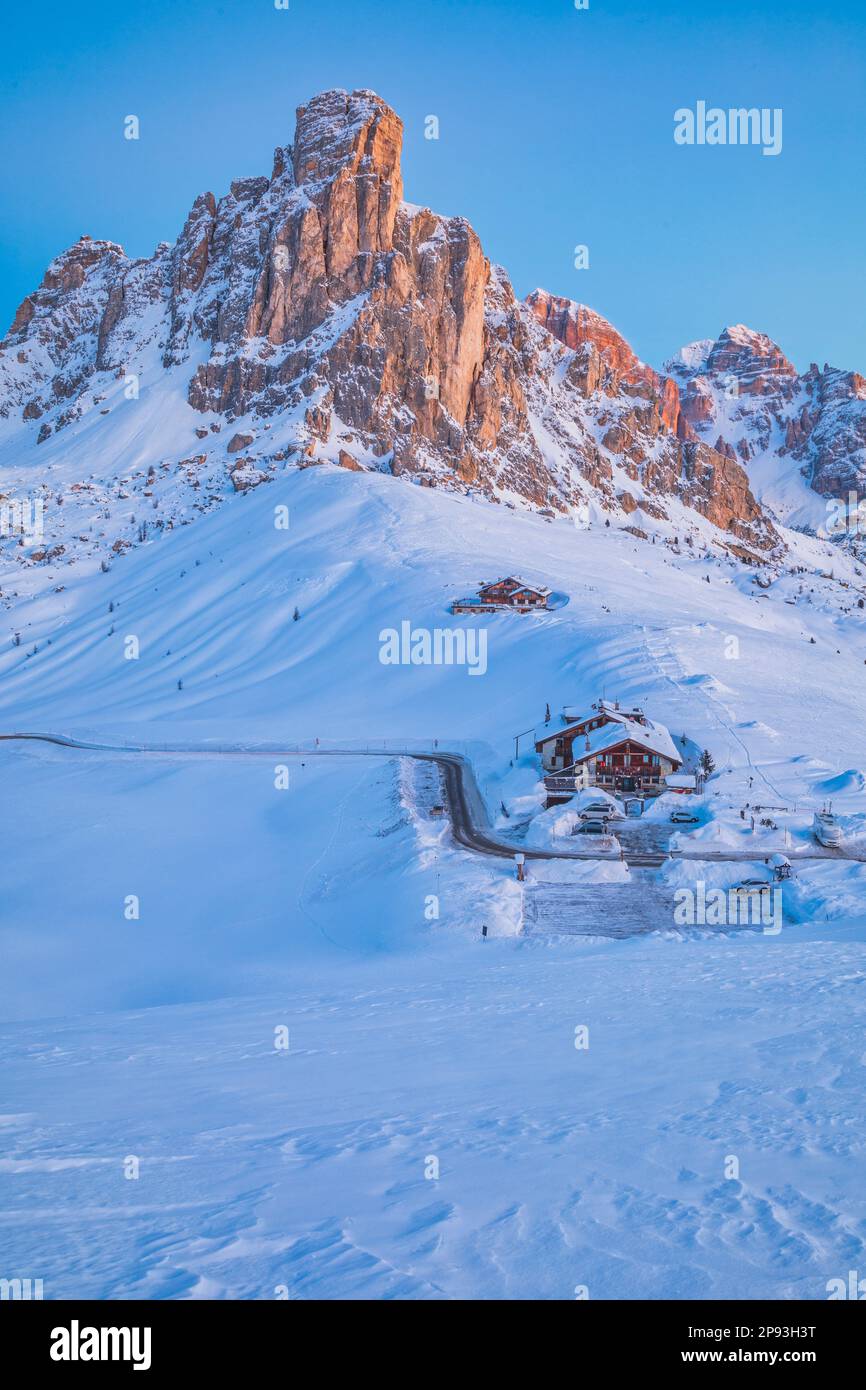 Italien, Venetien, Provinz Belluno, Colle Santa Lucia, ikonischer Blick auf den Giau Pass im Winter mit dem berühmten Ra Gusela Gipfel, Dolomiten Stockfoto