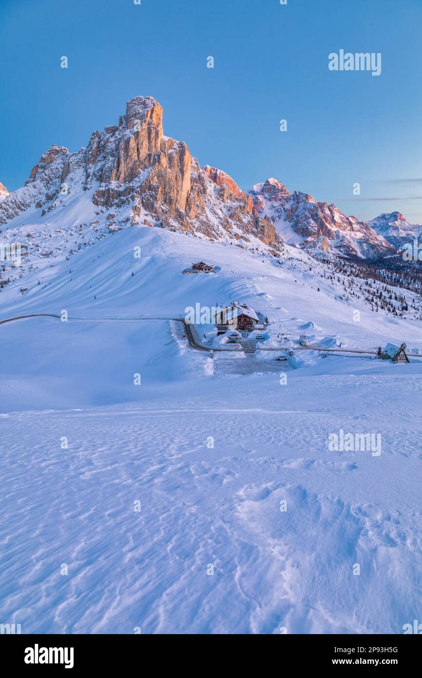 Italien, Venetien, Provinz Belluno, Colle Santa Lucia, ikonischer Blick auf den Giau Pass im Winter mit dem berühmten Ra Gusela Gipfel, Dolomiten Stockfoto