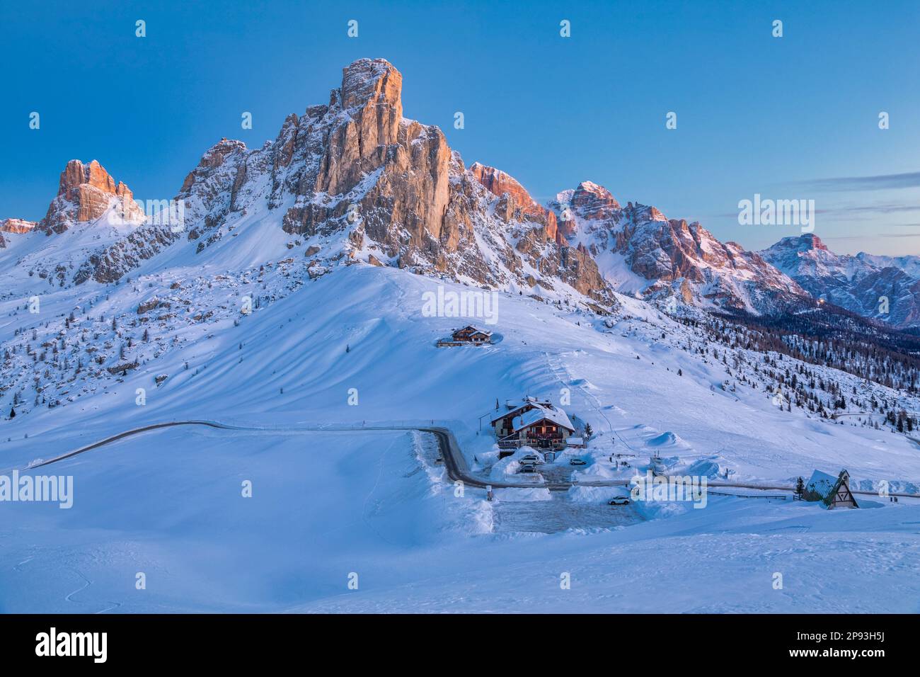 Italien, Venetien, Provinz Belluno, Colle Santa Lucia, ikonischer Blick auf den Giau Pass im Winter mit dem berühmten Ra Gusela Gipfel, Dolomiten Stockfoto