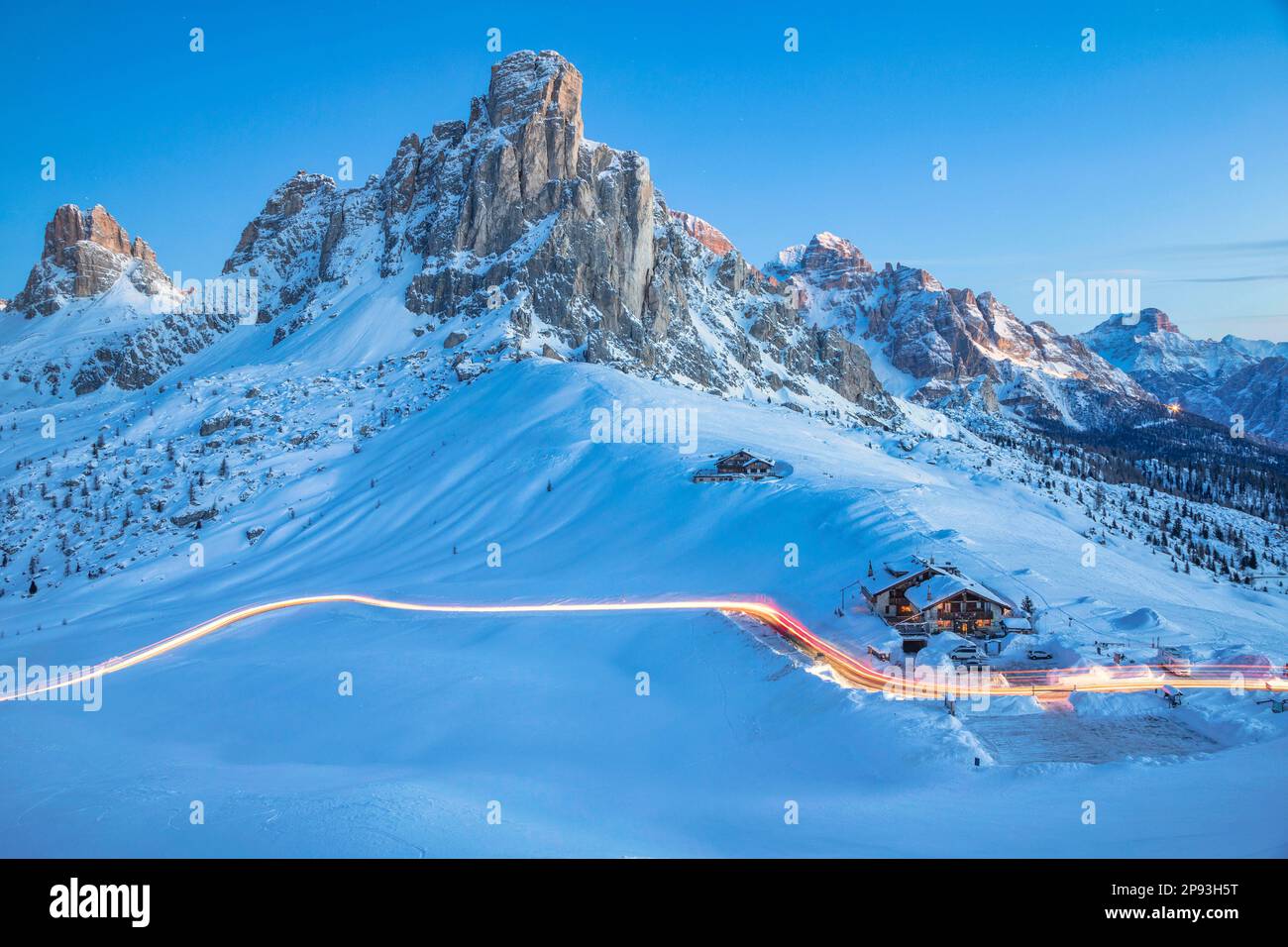 Italien, Venetien, Provinz Belluno, Colle Santa Lucia, ikonischer Blick auf den Giau Pass im Winter mit dem berühmten Ra Gusela Gipfel, Dolomiten Stockfoto